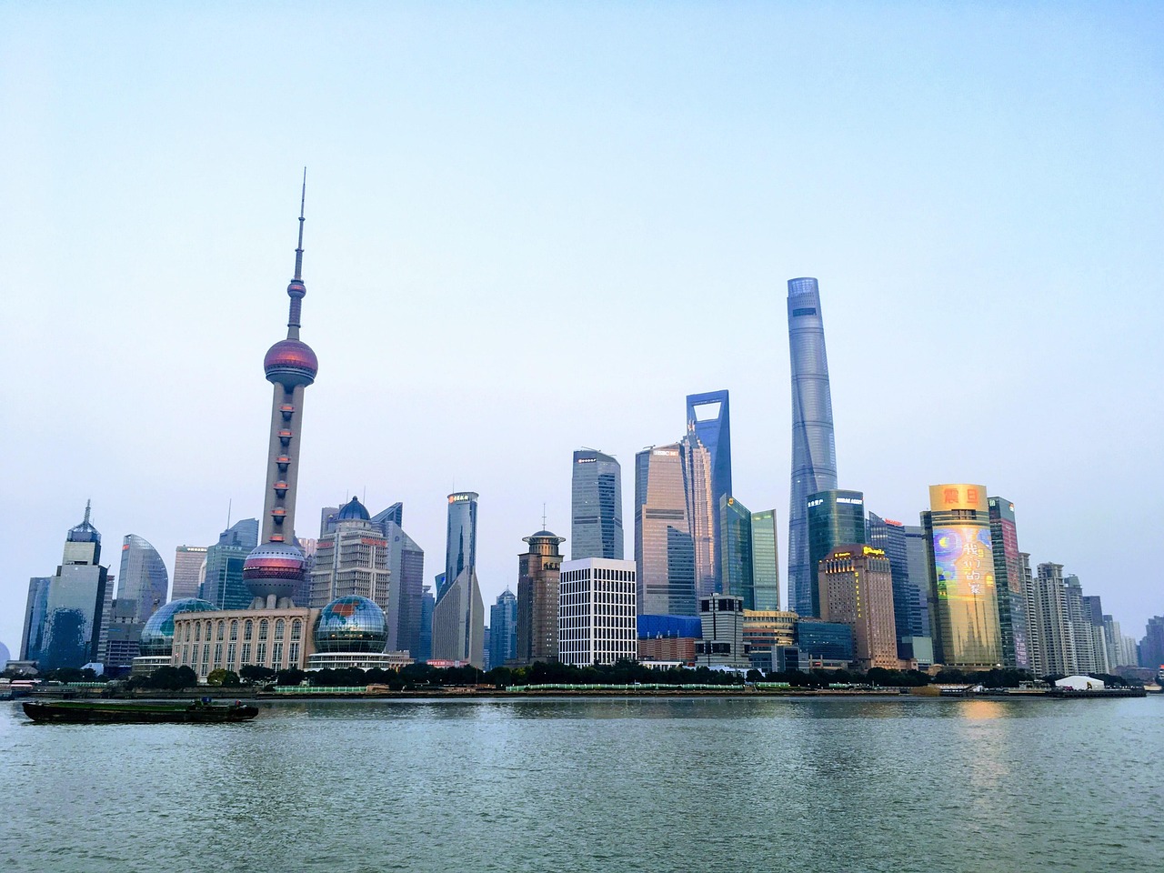 上海辟谣，再封一个月的真相与城市应对策略